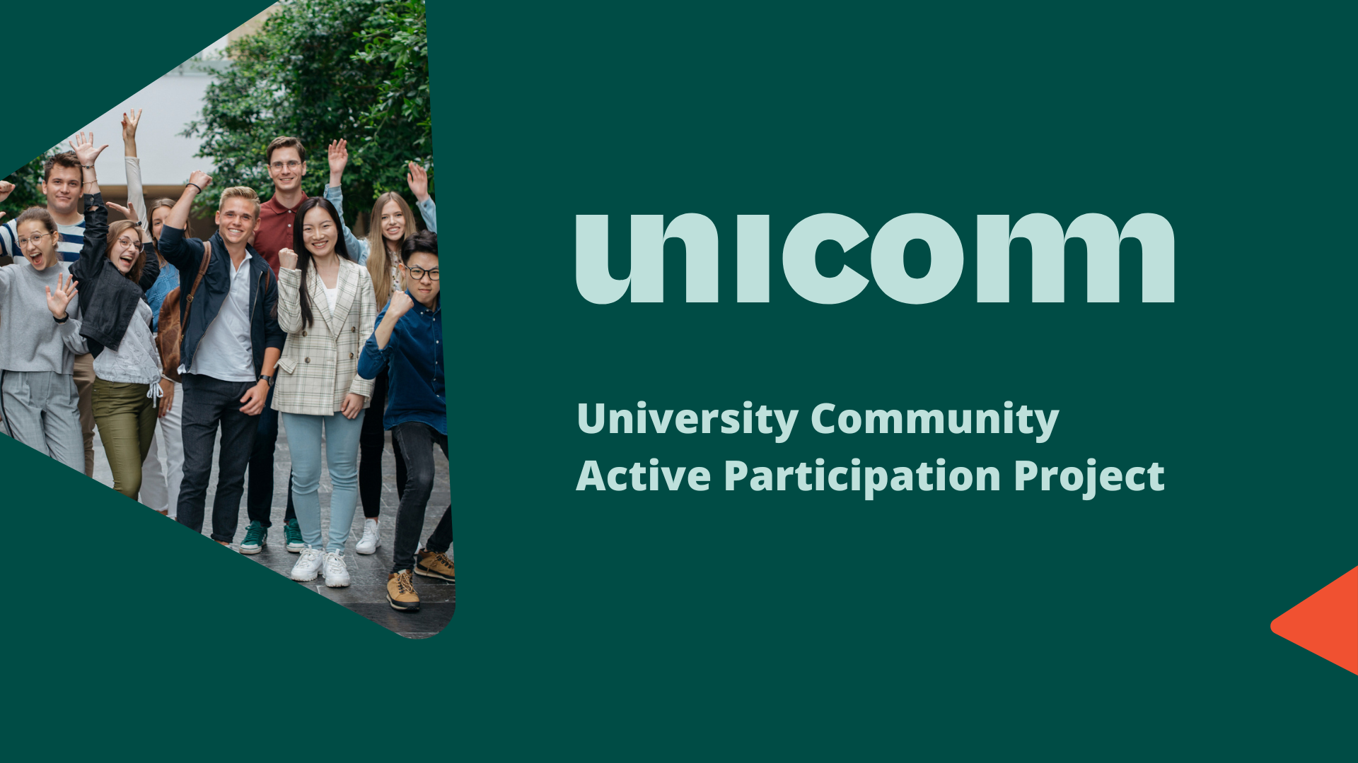 Grafika projektu UNICOMM. UNICOMM PROJECT – UNIVERSITY COMMUNITY ACTIVE PARTICIPATION PROJECT. Na zdjęciu zadowolona, międzynarodowa grupa studentek i studentów UW